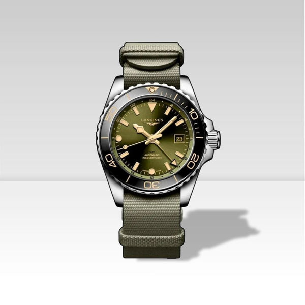 Longines HydroConquest GMT quadrante verde, cinturino NATO in tessuto verde militare, vista frontale su sfondo neutro