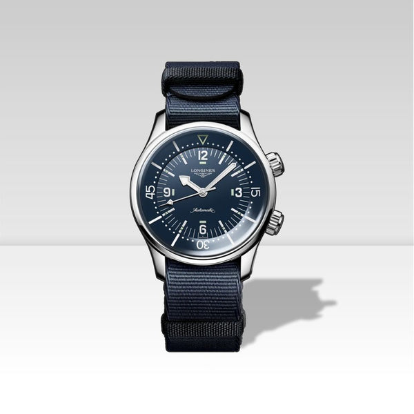 Longines Legend Diver quadrante blu, orologio sub vintage con doppia corona, cinturino NATO blu navy, vista frontale su sfondo neutro