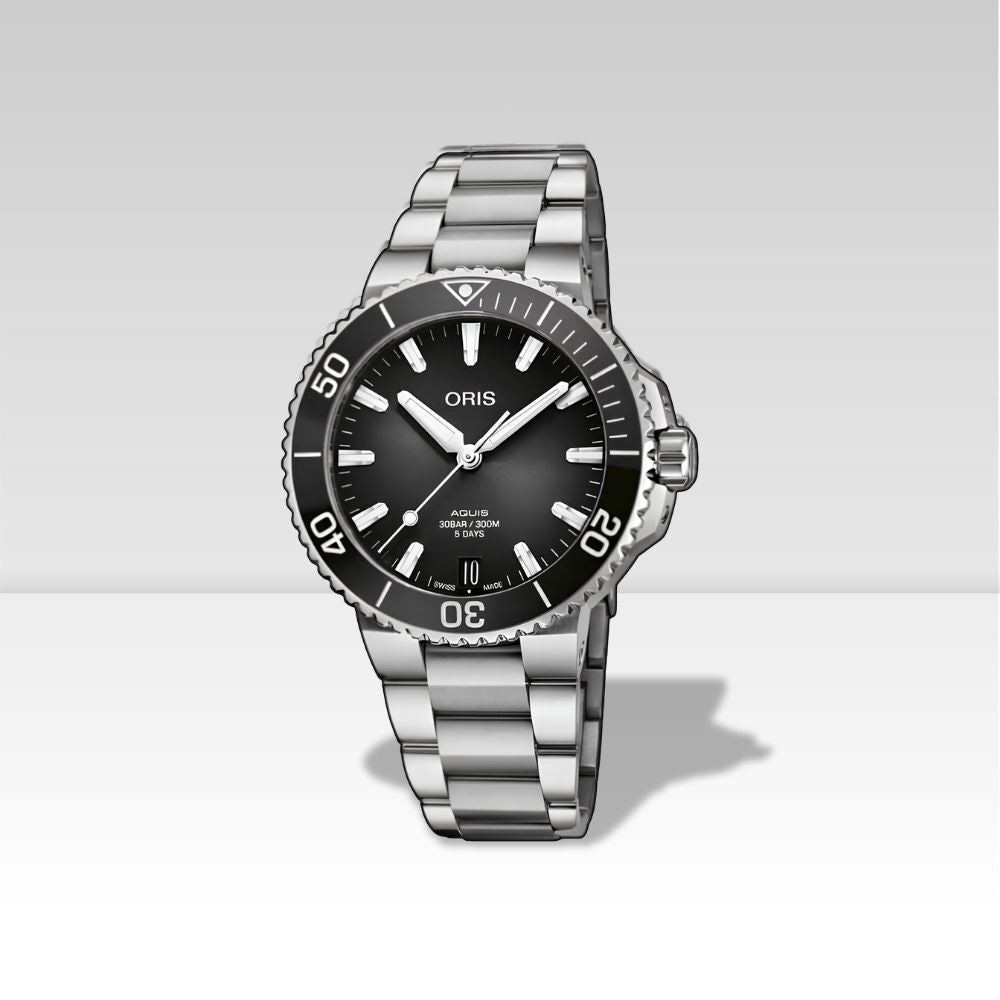 Orologio subacqueo professionale Oris Aquis Date Calibre 400 con quadrante antracite e bracciale in acciaio.