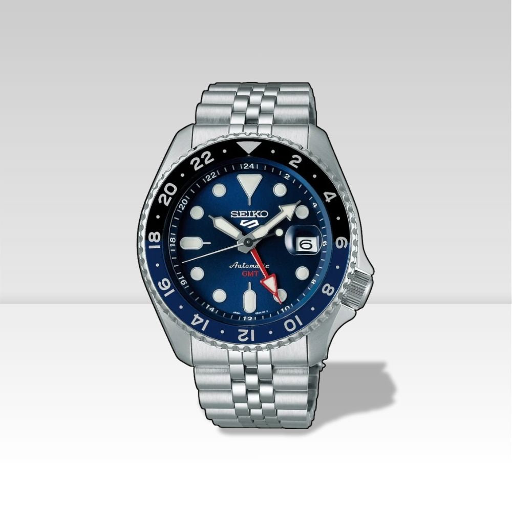 Primo piano del quadrante blu soleil dell'orologio Seiko 5 Sports GMT SSK003K1 con lancetta GMT rossa e dettagli luminescenti.