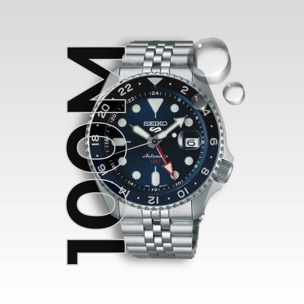 Vista laterale dell'orologio Seiko Batman GMT resistente all'acqua 100 metri con corona a ore 4 e lente ciclope.