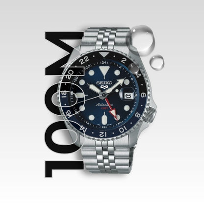 Vista laterale dell'orologio Seiko Batman GMT resistente all'acqua 100 metri con corona a ore 4 e lente ciclope.