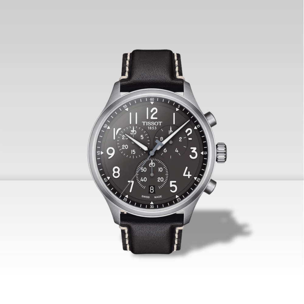 Orologio Tissot Chrono XL con movimento cronografo svizzero, quadrante nero e cinturino in pelle nera con cuciture a contrasto.