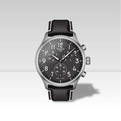 Orologio Tissot Chrono XL con movimento cronografo svizzero, quadrante nero e cinturino in pelle nera con cuciture a contrasto.