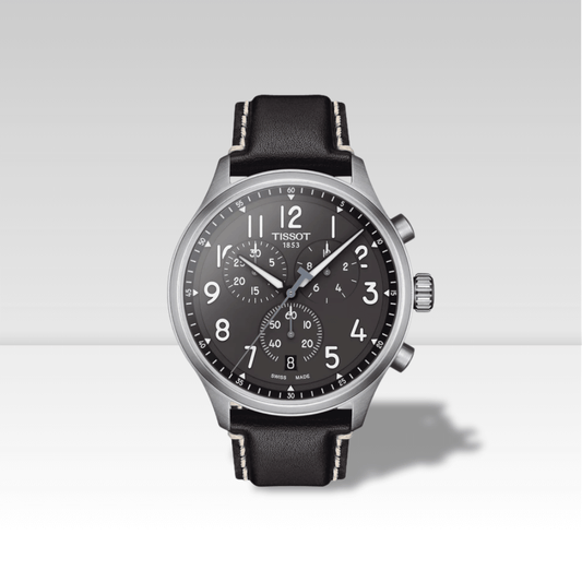 Orologio Tissot Chrono XL con movimento cronografo svizzero, quadrante nero e cinturino in pelle nera con cuciture a contrasto.